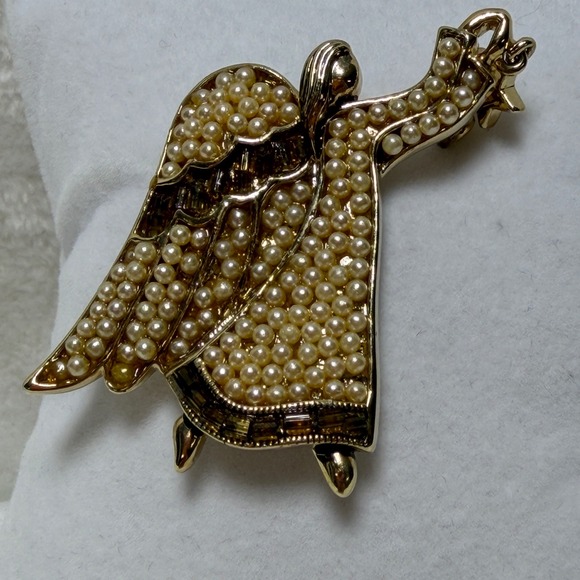 Liz Claiborne Jewelry - VTG Signed Liz Claiborne Gold Tone Angel Brooch w/ Dangling Star Rhinestone